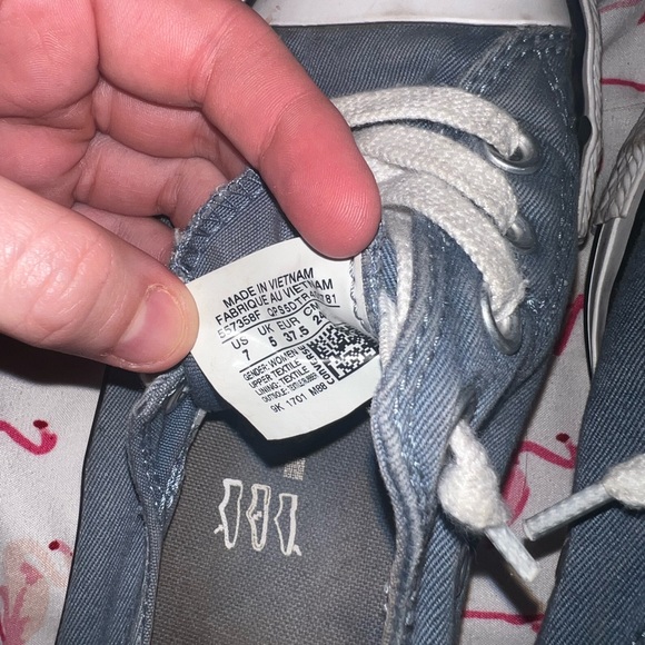 Women’s converse size 7 - Picture 3 of 7
